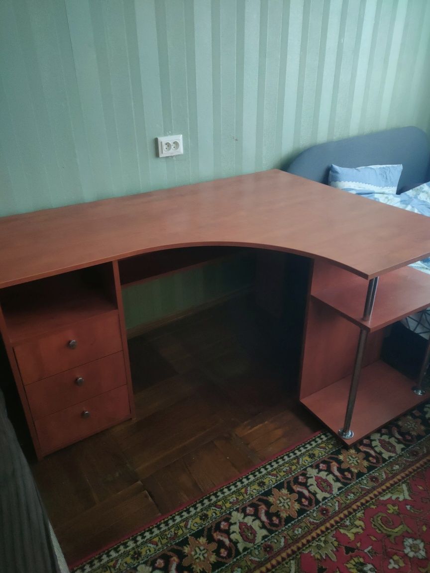 Продам письмовий угловий стіл