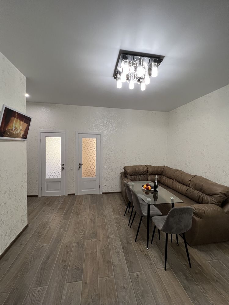 8 жемчужине , есть  паркинг ,Французский будьвар 60 б, трешка ,Аркадия