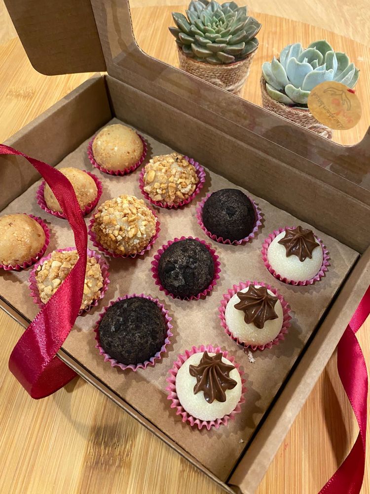 Brigadeiros caseiros e bolos de aniversário