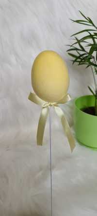 Żółte flokowane jajko na piku