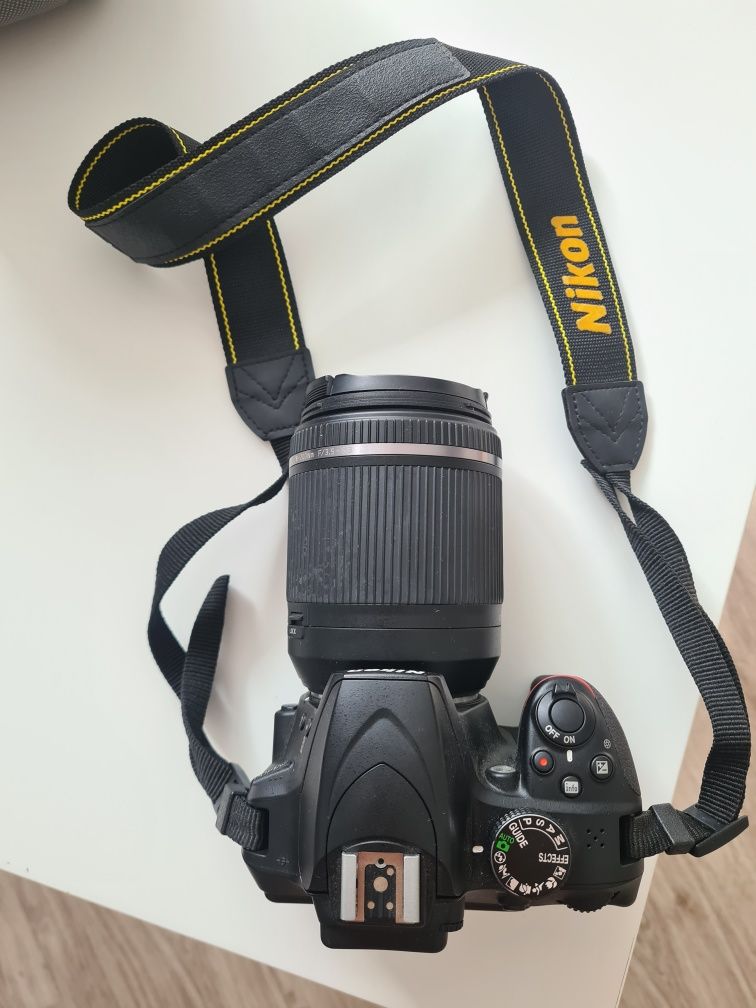 Aparat Nikon z obiektywem Tamron