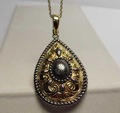 Srebrny dwukolorowy wisior ciekawy wzór