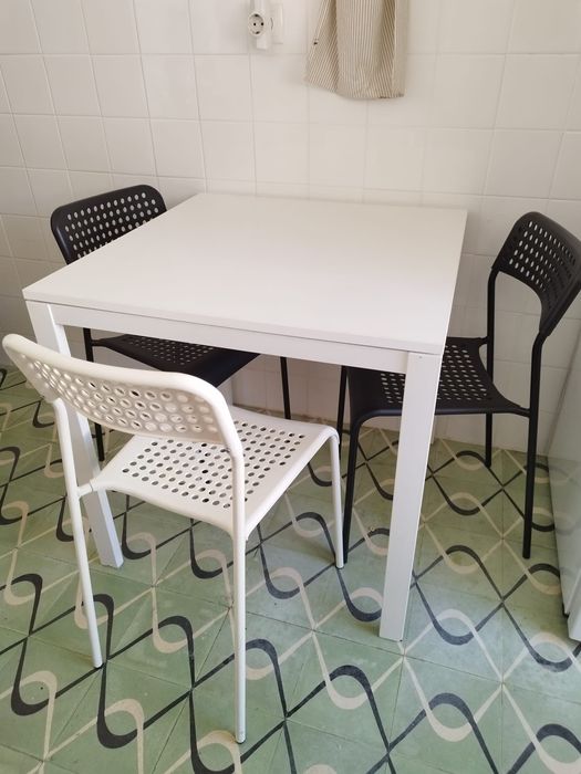 Conjunto de cadeiras e mesa