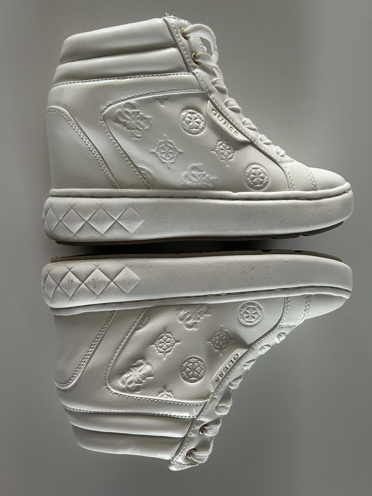 Biale sneakersy z ukryta koturna marki GUESS r:39