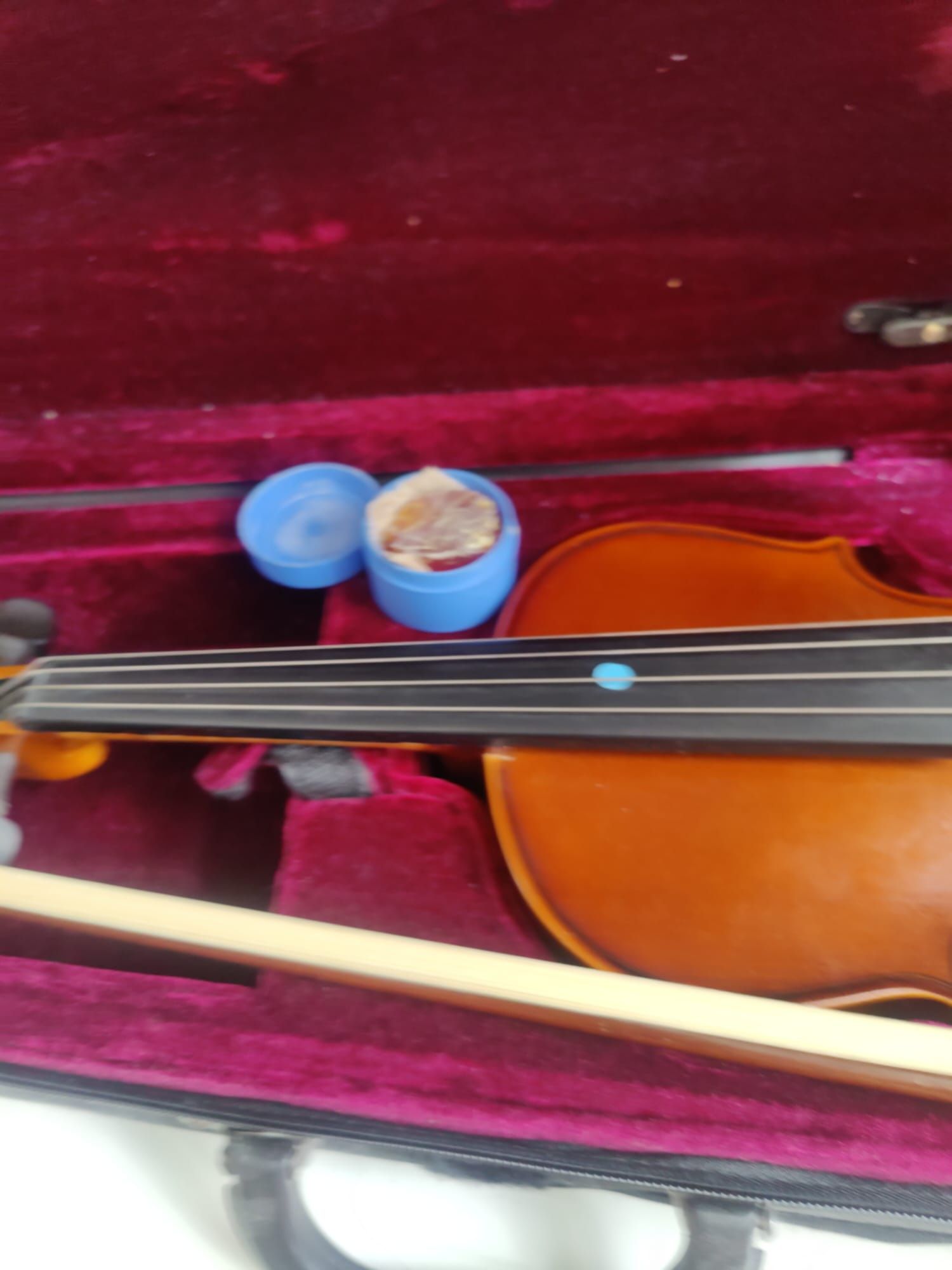 Violino 3/4 com caixa e almofada 
50€