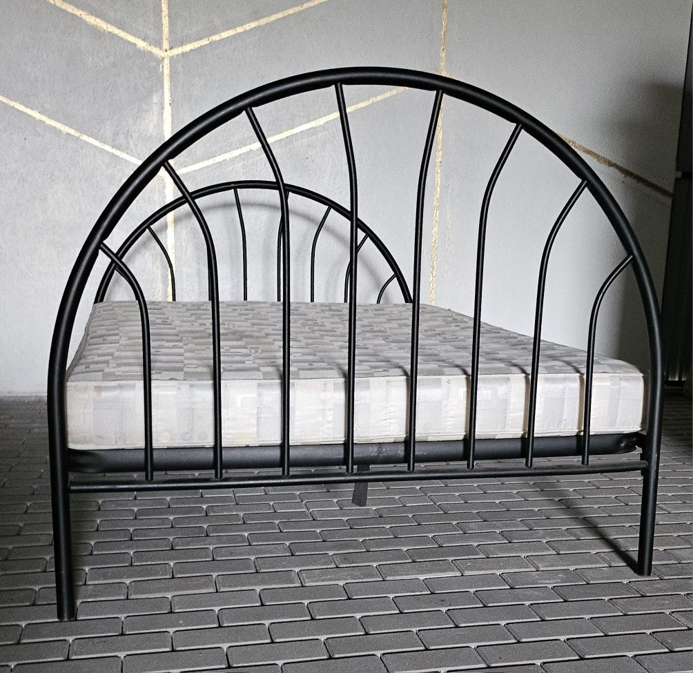 Metalowe czarne łóżko sypialniane IKEA z materacem i stelażem  140x200
