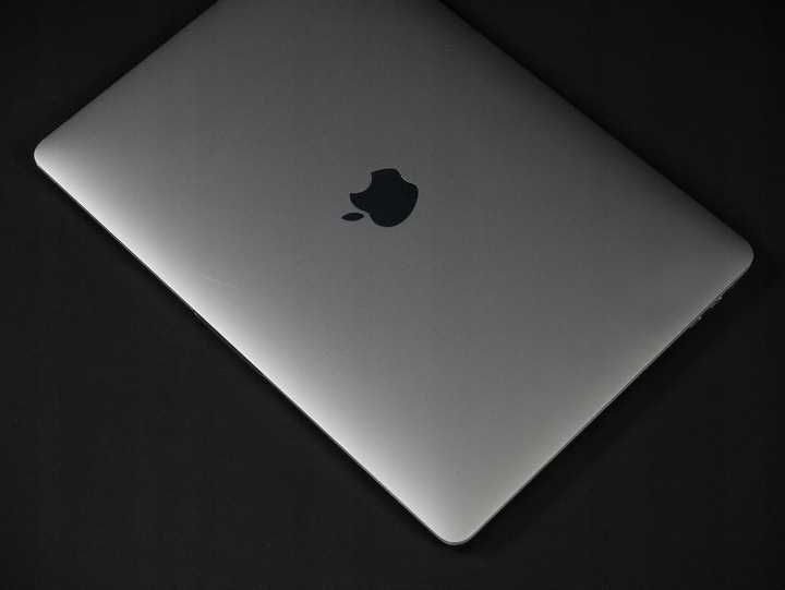 2019 rok Laptop MacBook Pro 13 intel Core i7.  Nowy Touchbar. A1989