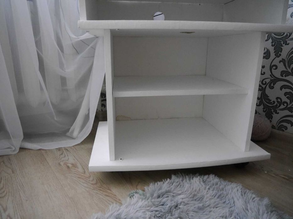 Біла тумба під телевізор