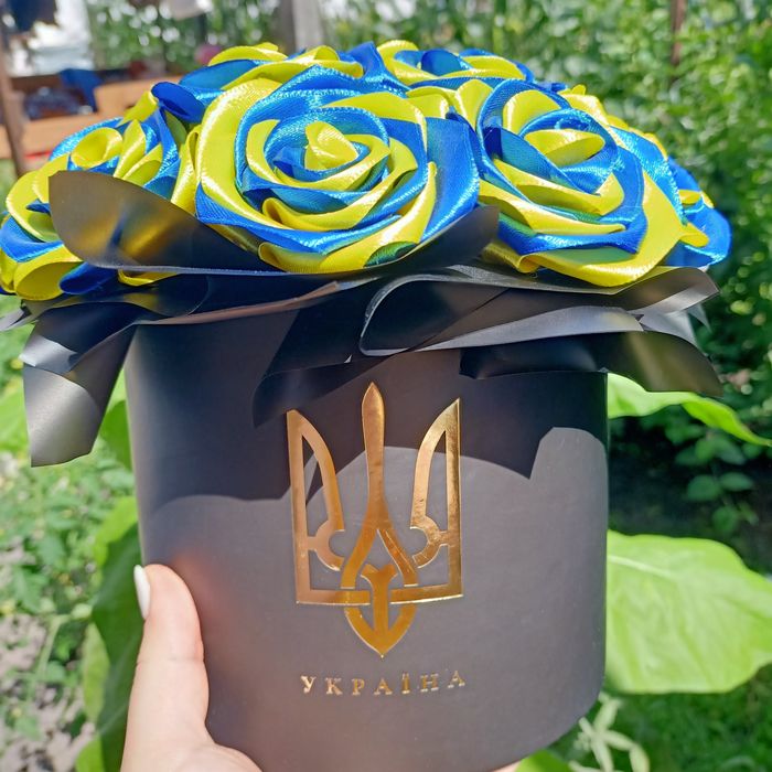 Композиція з атласних троянд