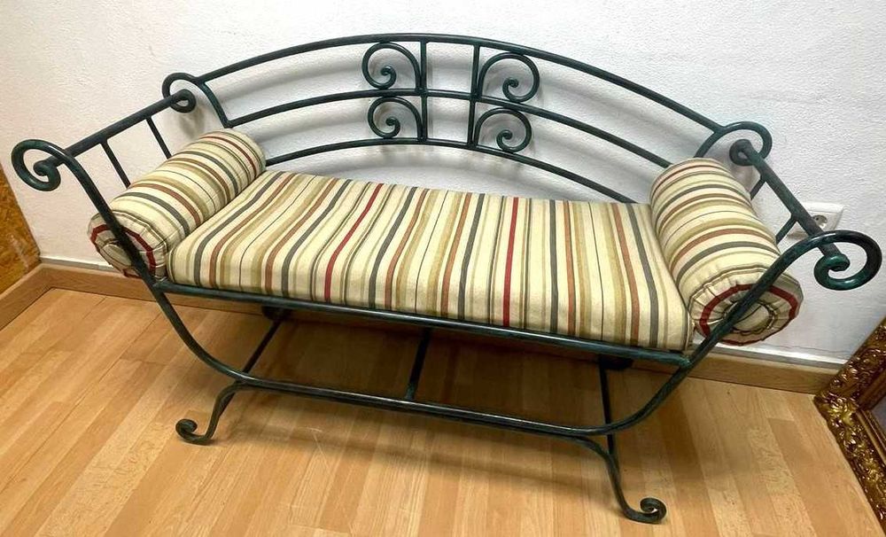 Banco artistico em ferro com almofada