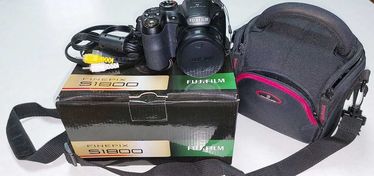 Камера Fujifilm FinePix S1800 с сумкой