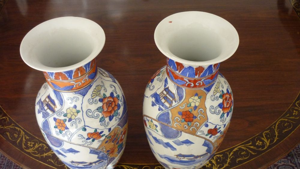 2 - Jarras em Porcelana Oriental, Alt. 33 cm.