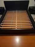 Vende-se cama casal 2,00m x 1,60m com estrado (madeira preta)
