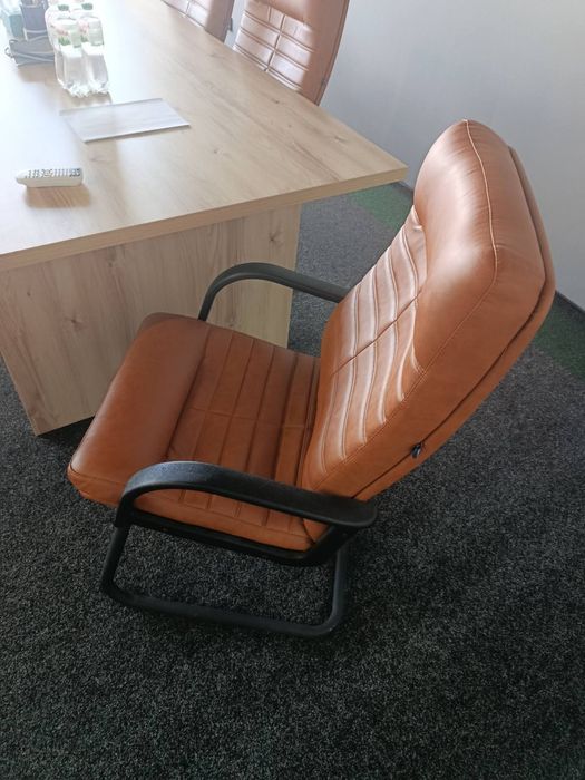 Продам офісні крісла