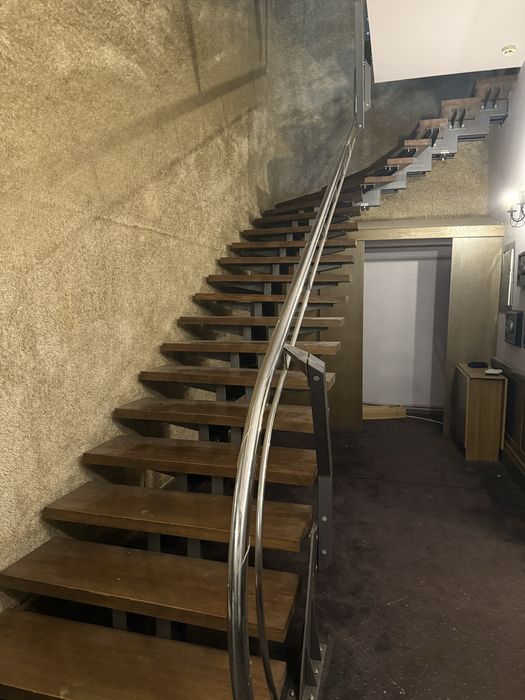 Здається в оренду комерційне приміщення, окрема будівля. Є парковка.