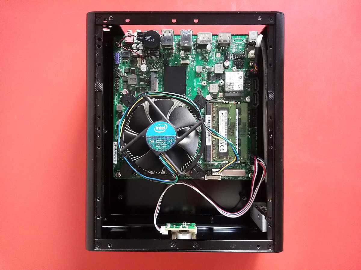 корпус Mini-ITX формата Realan