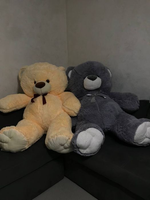 Велечезний бежевий ведмідь