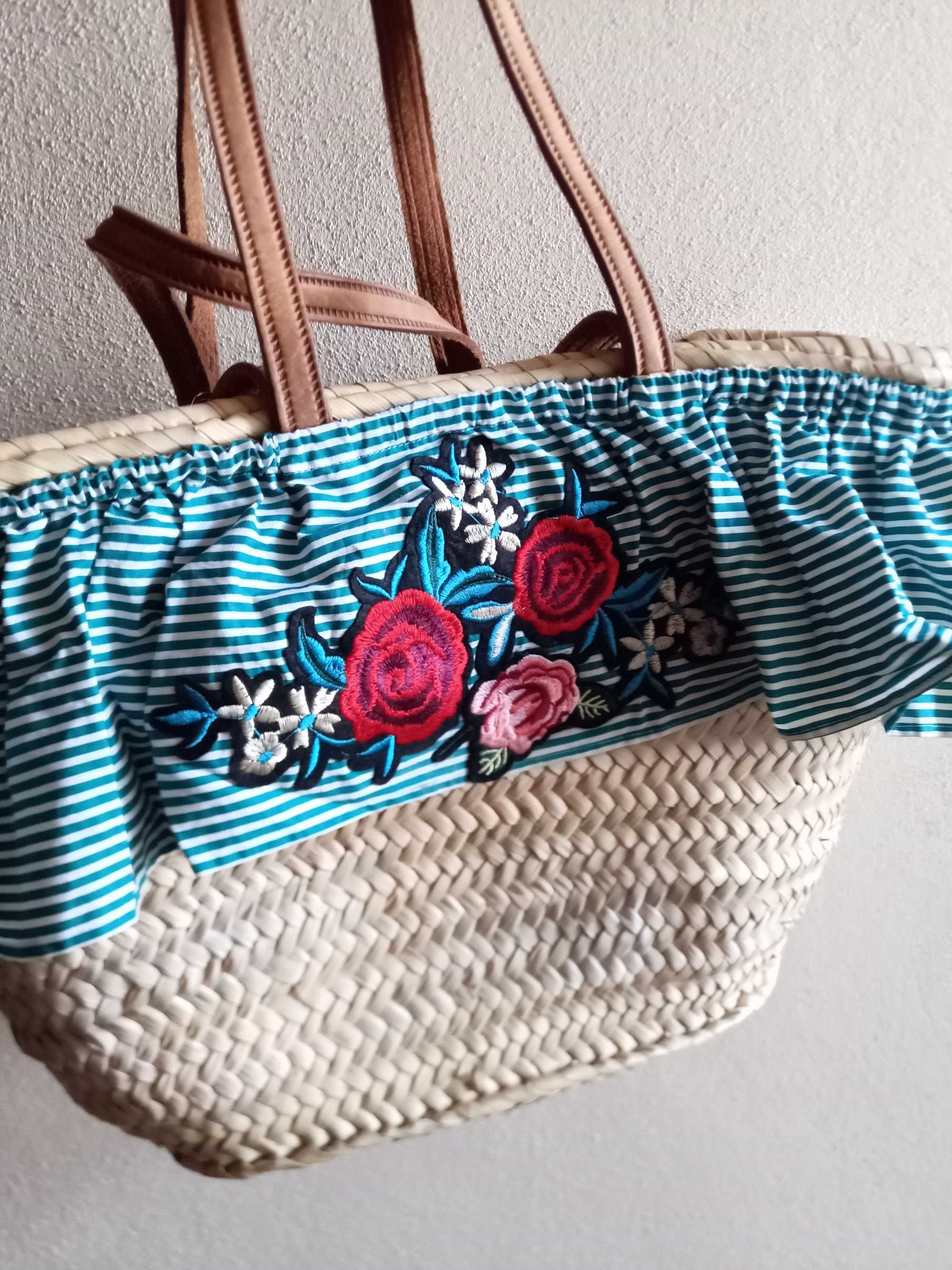 Cesta de Palha com Bordado Floral – Linda e Versátil!