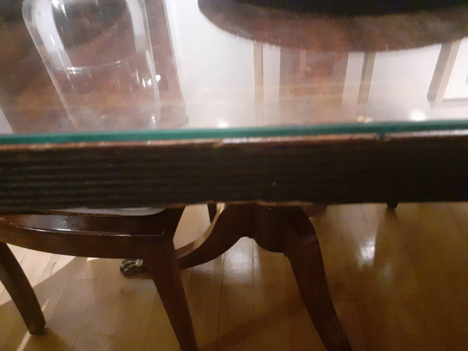Mesa com pés de galo, filete decorativo, e tampo de vidro