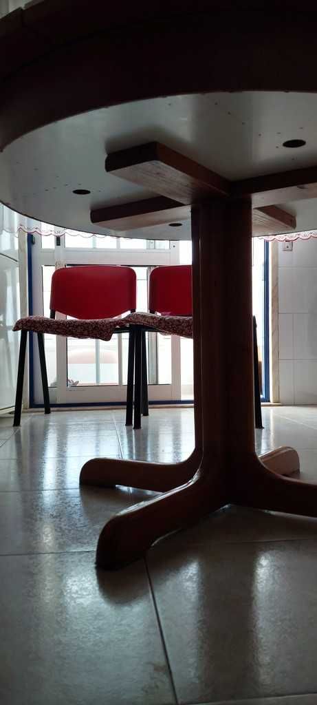 Mesa de jantar redonda extensível.