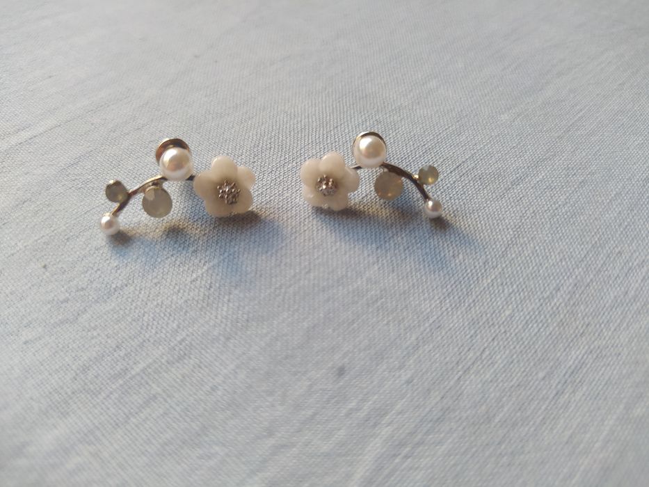 Brincos prateados com flores brancas e pérolas NOVOS