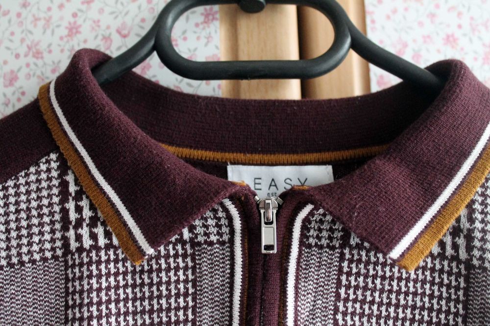 ciemnobordowy męski sweter we wzory z kołnierzykiem