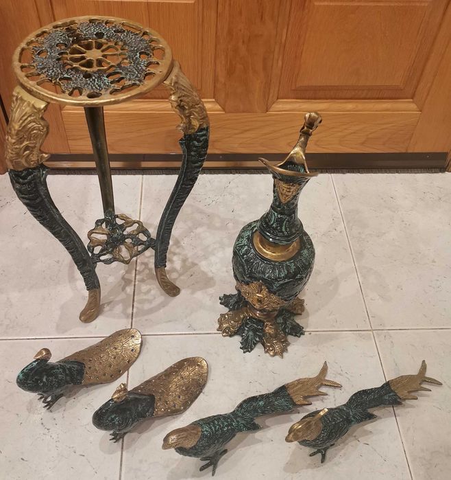 Peças decorativas - Suporte com Jarro e pavões em Metal