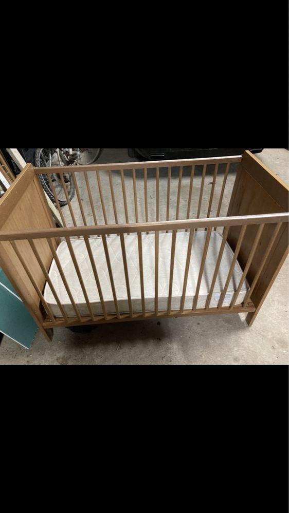 Cama de bebé com colchão e resguardo