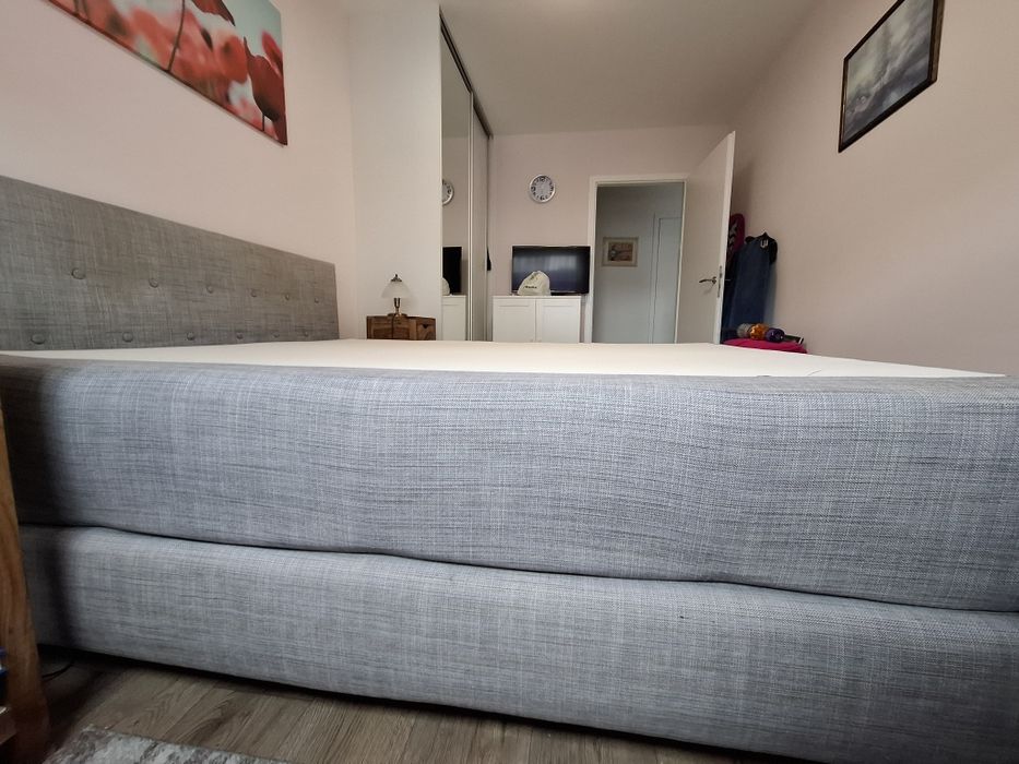 Szare tapicerowane 2 osobowe łóżko