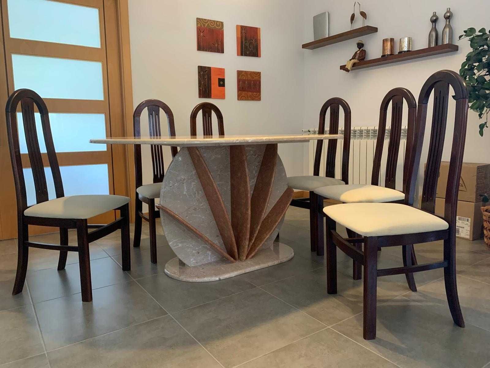 Mesa de jantar totalmente em pedra