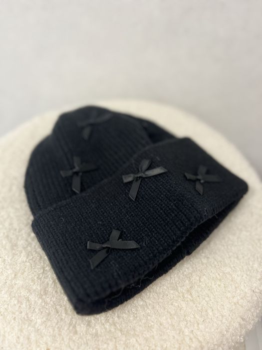 Зимня чорна в'язана шапка з чорними атласними бантами