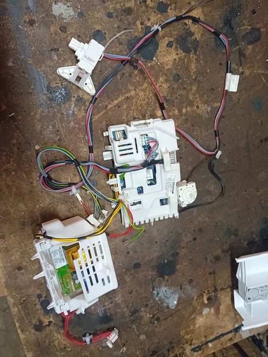 Widoczne na zdjęciu elementy to moduły elektroniczne i okablowanie, pr