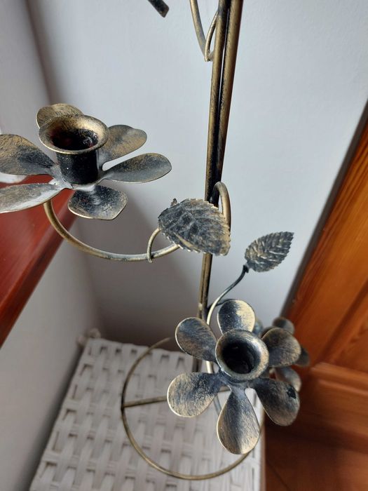 Metalowy świecznik wys. 62cm.