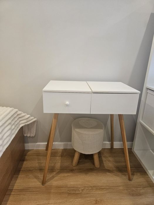 Biała toaletka w stylu skandynawskim wraz z taboretem