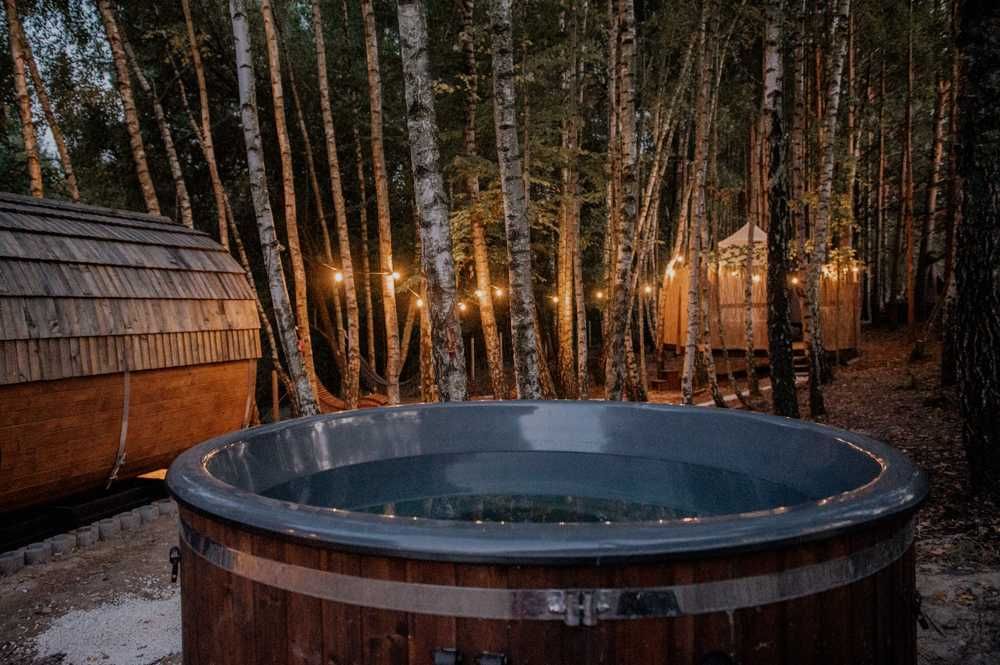 Jurta Szary Wilk z prywatnym jacuzzi i leśnym spa-Dzikolas glamping