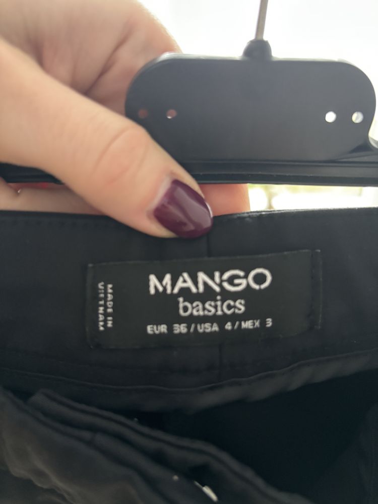 Spodnie czarne garniturowe Mango r. s