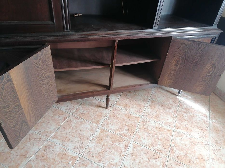 Estante/móvel de sala em madeira panga-panga