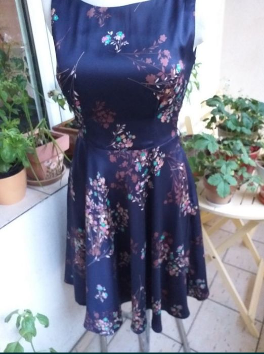 Granatowa sukienka echo w kwiaty lata 50 retro