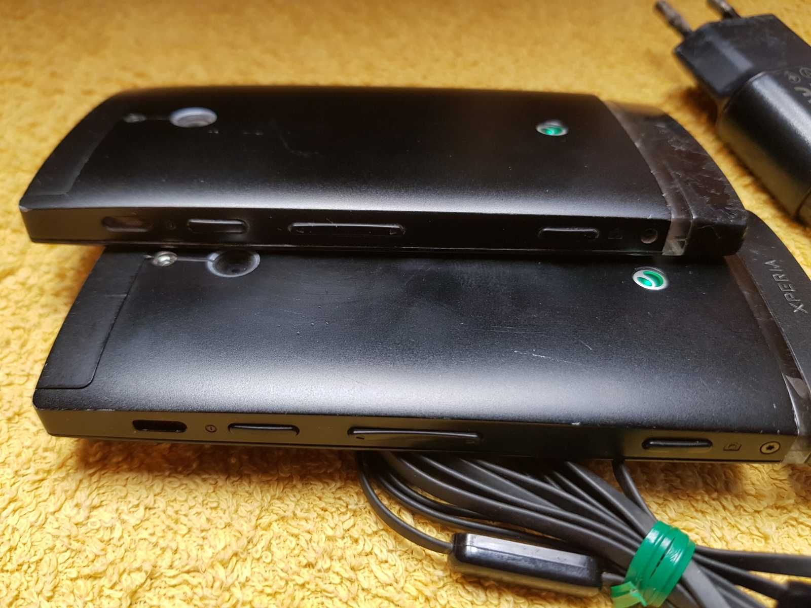 Sony Xperia P LT 22i - ładowarka i słuchawki / 2 szt.