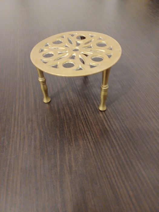 Stojak ozdobny na trójnogu mosiądz