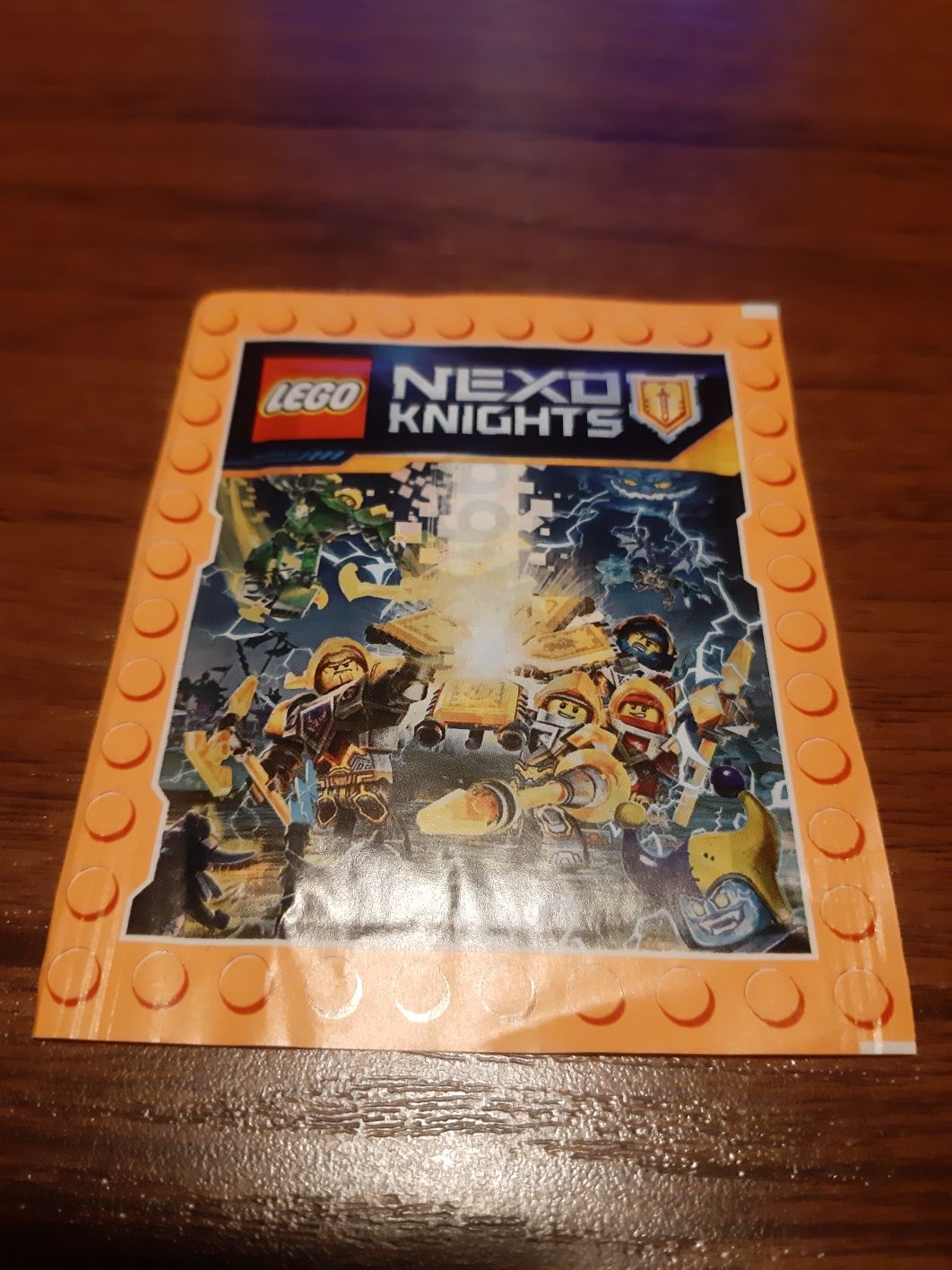 Album i 30 saszetek z naklejkami lego nexo knights