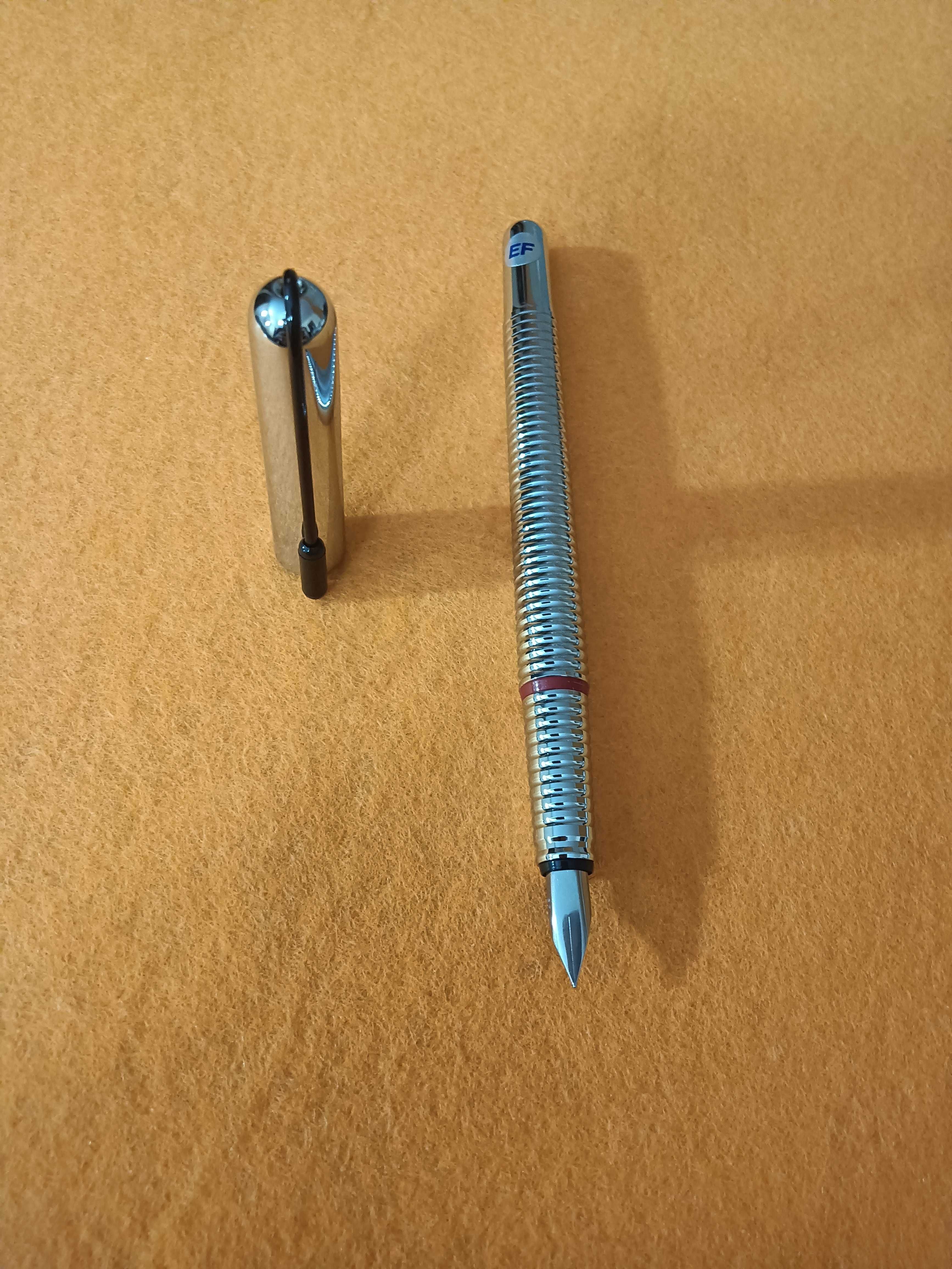 Caneta Rotring 900 de aparo toda metálica