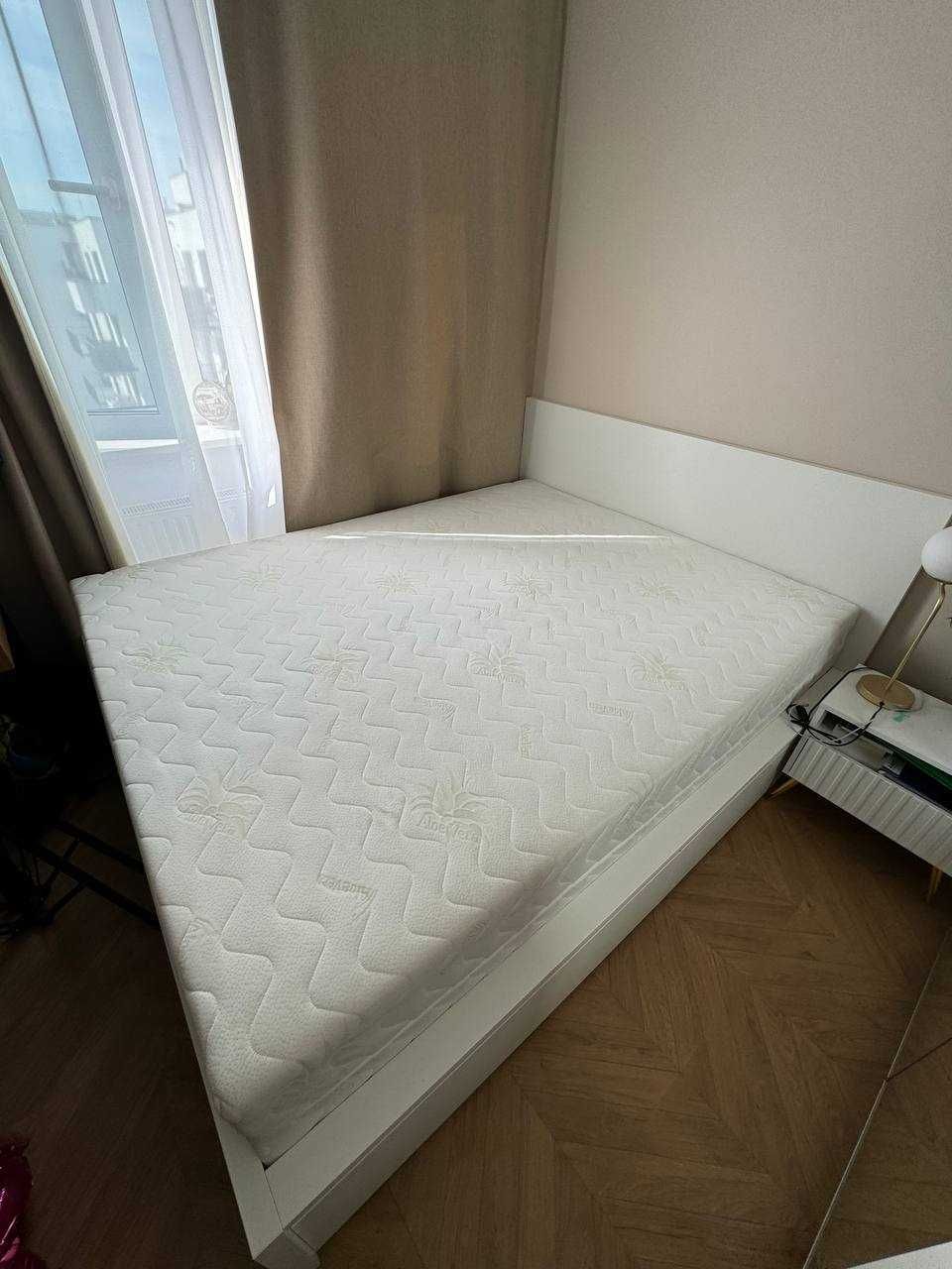 Sprzedam materac 200/160/30. Wysoki i solidny w bardzo dobrym stanie