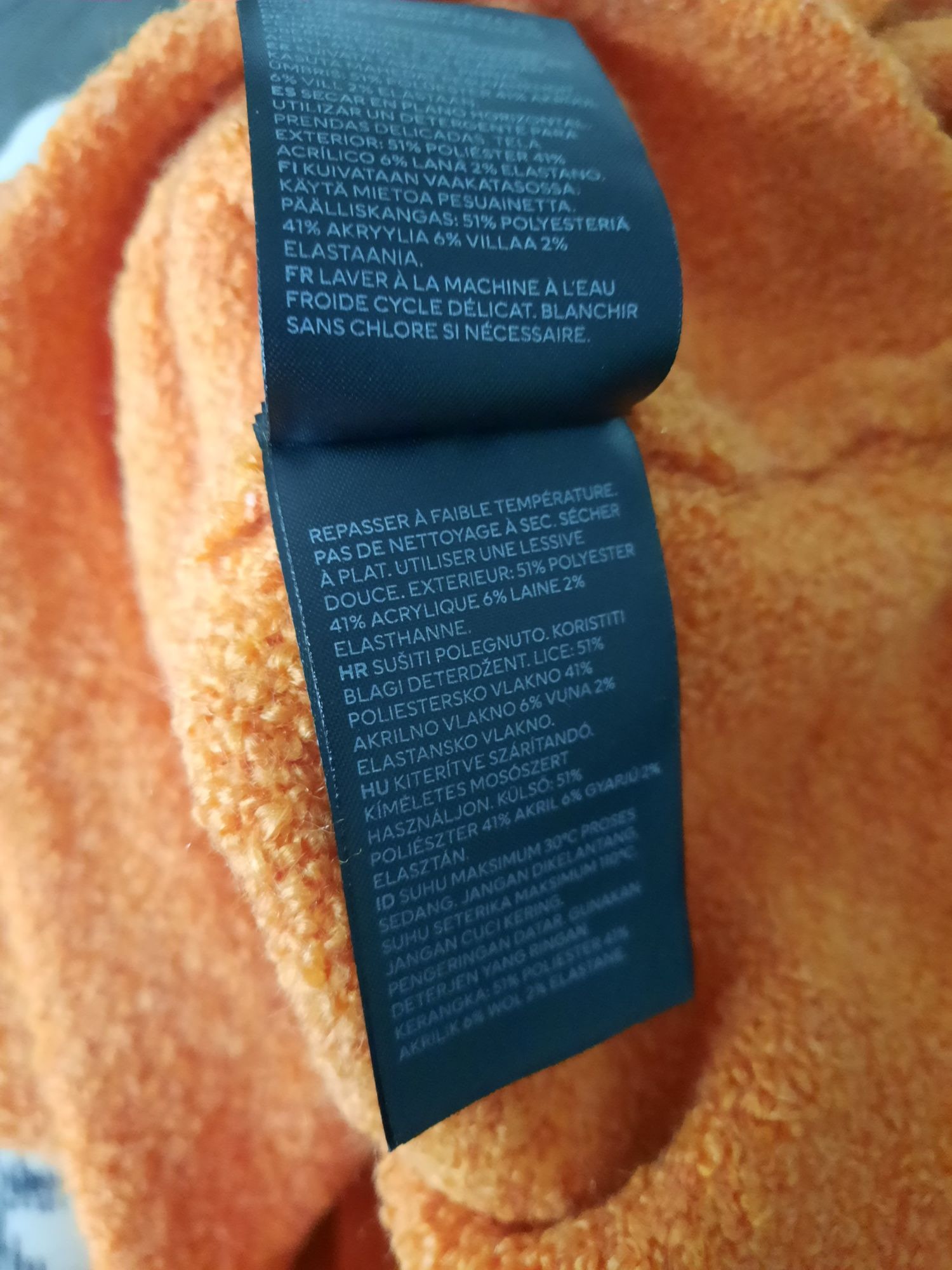Sukienka mini z opuszczonymi ramionami sweterkowa