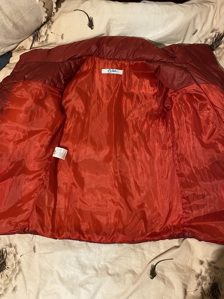 Жіноча демісезонна куртка червоного кольору для вагітних