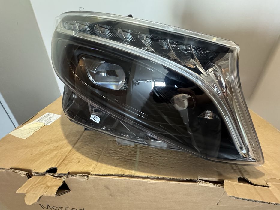 Lampa prawy przód Mercedes w447, 2022 rok