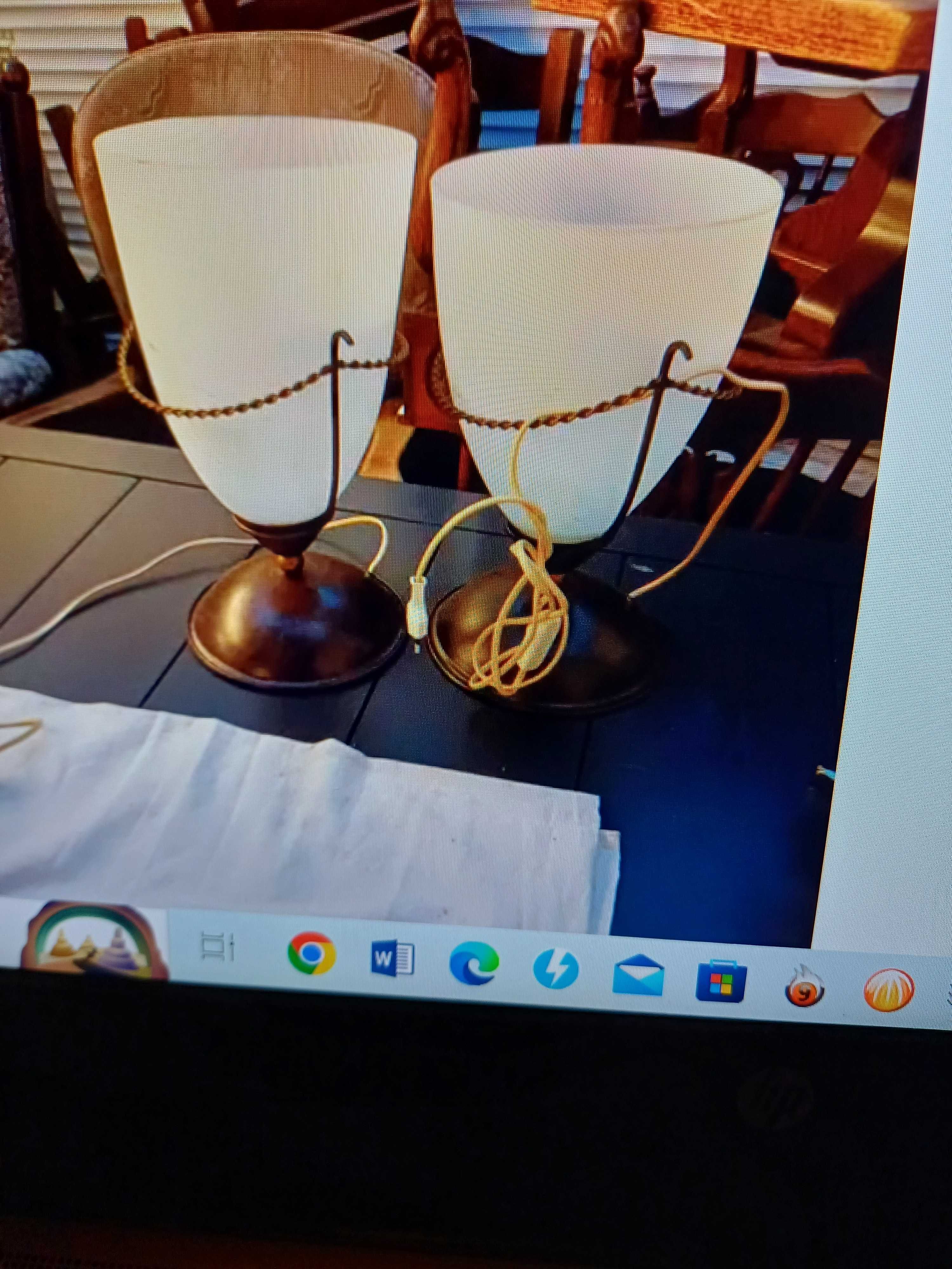 Dwie duże lampy elektryczne,