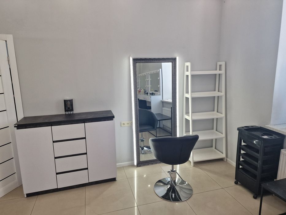 В салоні краси (район Музкомедії) здаються в оренду робочі місця.