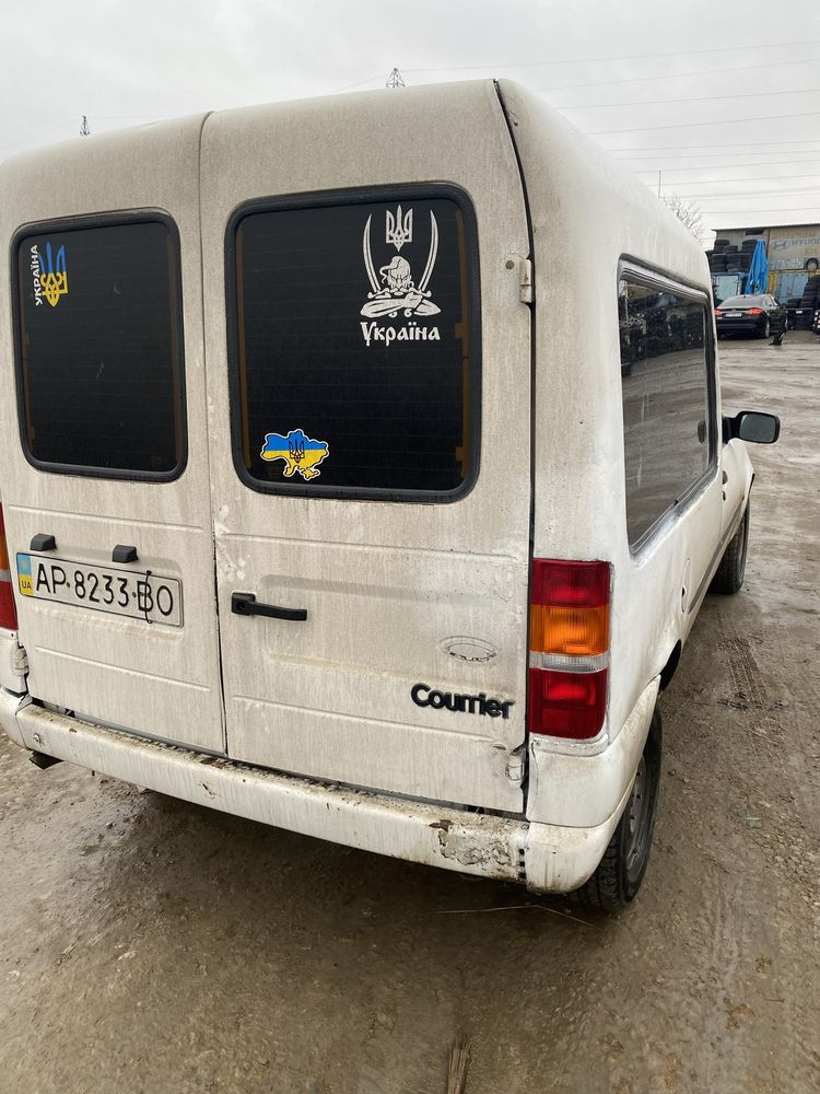 Машина Ford courier