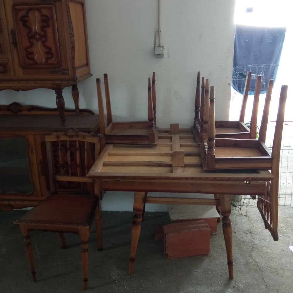 Aparadores antigos e mesa com 4 cadeiras/ vintage